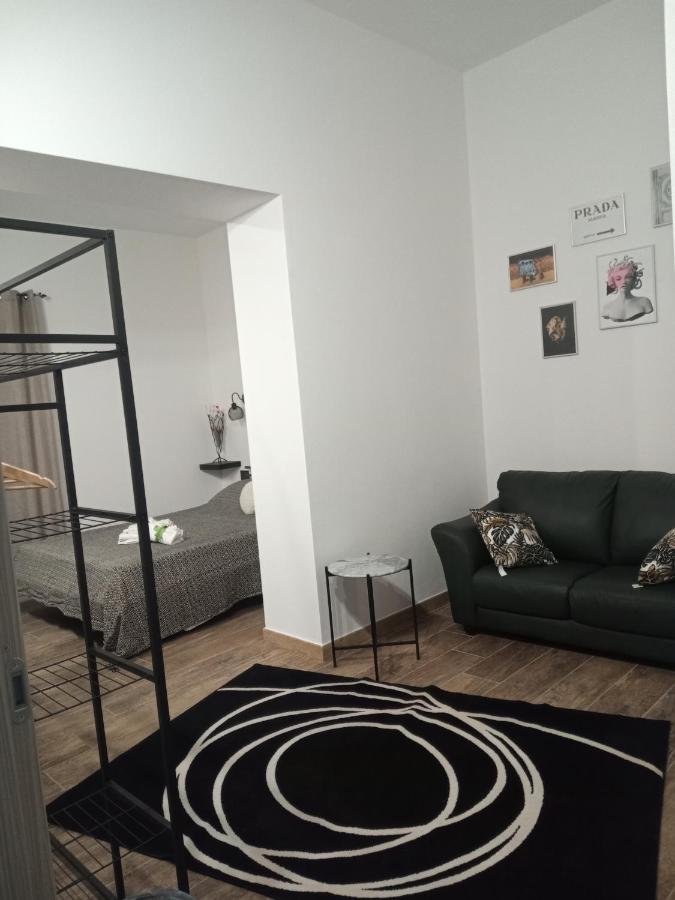 Living G Room กาญารี ภายนอก รูปภาพ